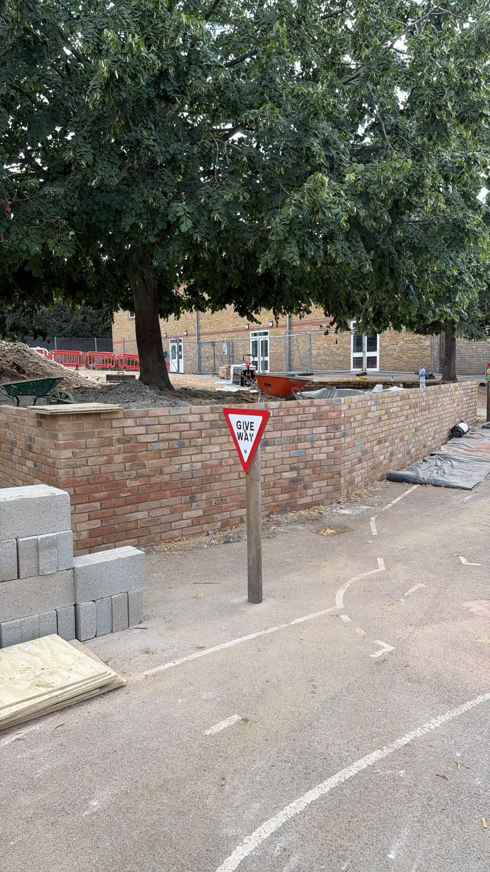 New Horizons Children's Academy – Brick Retaining Wall